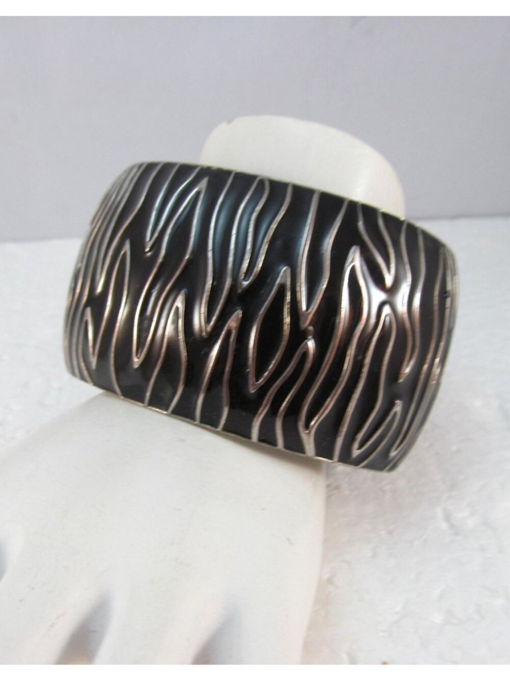 Vintage 1980s Bangle Silver Tone Wavy Flame Black Enamel Wide Hinged Bracelet 7"